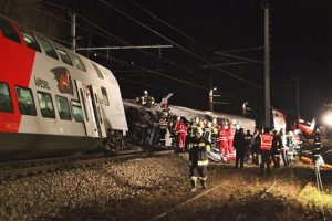 意大利火车相撞，3人死亡，100人受伤