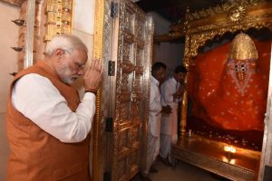 在安巴吉神庙祈祷，莫迪总理结束古吉拉特邦竞选