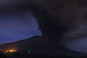 巴厘岛火山喷出浓烟和灰烬