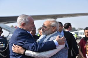以色列总理开始对印度进行历史性访问，莫迪总理用熊抱欢万博3.0下载APP迎他
