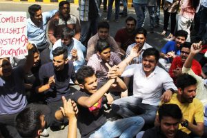 新德里学生抗议复试，寻求正义