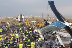 尼泊尔飞机失事，约50人遇难，救援行动正在进行中