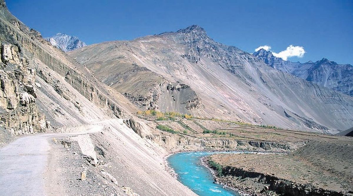 一个视图在印度喜马偕尔邦山脉和Spiti河。万博3.0下载APP