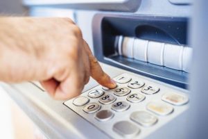 罗马尼亚人在尼泊尔的城市里进行ATM诈骗