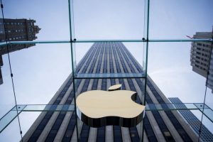 苹果是第一家市值突破1万亿美元的美国公司