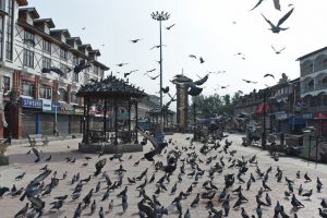 在斯利那加的Lal Chowk，年轻人因为试图展开三色旗而被痛打