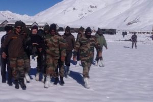 军队营救了240多名因大雪滞留的游客