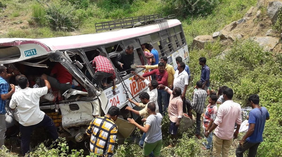 在安得拉邦，一辆巴士从山上坠落，14人受伤