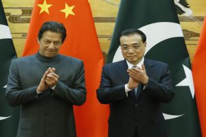 中国承诺向资金短缺的巴基斯坦提供“必要支持”，签署了16项协议