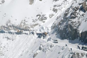 拉达克雪崩:救援队发现四具尸体，继续搜寻埋在雪下的六具尸体