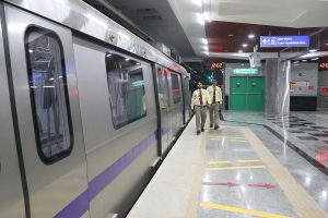 一名女子被拖上站台，纱丽被卡在德里地铁门上受伤