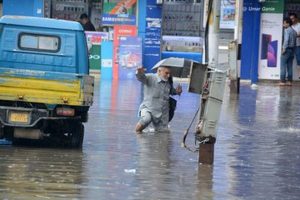 暴雨阻塞了高速公路，影响了查谟克什米尔的水电供应