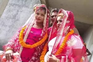 女同性恋夫妇克服重重困难在瓦拉纳西的寺庙结婚