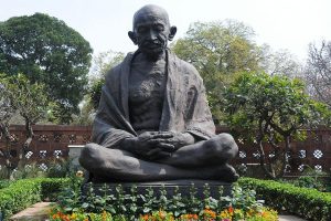 抗议甘地雕像，要求就中国问题进行辩论