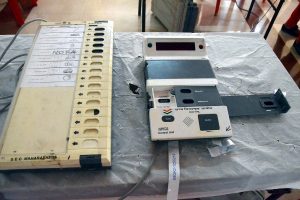 卡纳塔克邦的投票结果:人民党在12个席位中领先，耶迪尤拉帕政府将继续执政