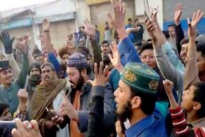 愤怒的暴徒向巴基斯坦的Nankana Sahib Gurdwara投掷石块，里面有信徒;万博3.0下载APP印度的抗议