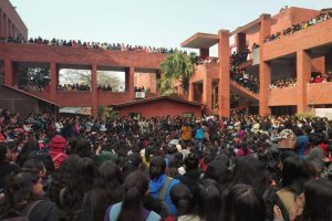 学生在加吉学院被“猥亵”;DCW主席加入抗议，Kejriwal要求对罪犯采取行动