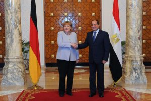 埃及总统塞西和默克尔讨论利比亚最近的事态发展