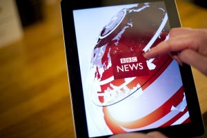 由于新冠疫情冲击新闻业务，BBC和卫报宣布裁员