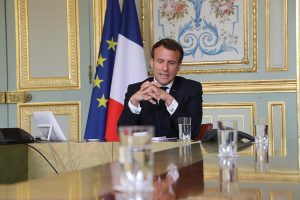 法国总统埃马纽埃尔·马克龙呼吁公民学会与COVID-19共存