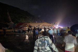 喀拉拉邦科日科德，飞机冲出跑道，坠入山谷，造成16人死亡;总理、总统和其他人表达了悲痛