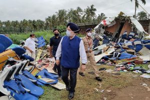 航空部长视察科日科德机场，评估救灾工作;喀拉拉邦首席部长会见飞机失事遇难者