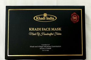 Nitin Gadkari推出价值500卢比的丝绸面具“礼盒”