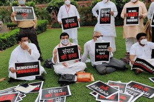 8名被停职的议员拒绝离开议会大楼，在甘地雕像附近静坐抗议