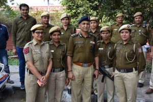 德里警察的女主管们穿着卡迪丝绸纱丽