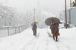 由于降雪和查谟克什米尔的山体滑坡，空中和道路交通暂停