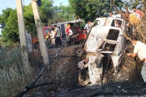 汽车与电线杆相撞起火，2人活活烧死:Gurugram