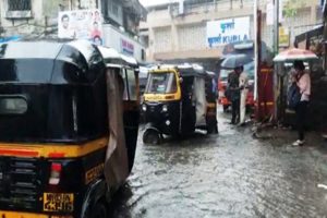 暴雨袭击马哈拉施特拉邦;孟买，康坎，许多地区被淹没