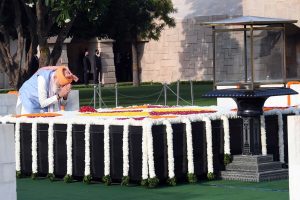 印度国庆日，总理在拉杰赫特向圣雄甘地致敬