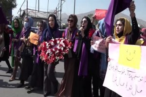 妇女在喀布尔抗议塔利班的政策