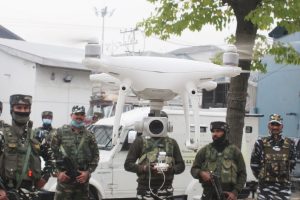 在阿米特·沙阿访问前夕，安全部队的无人机和摩托艇正在扫描斯利那加