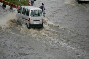 班加罗尔暴雨后的内涝继续造成交通堵塞