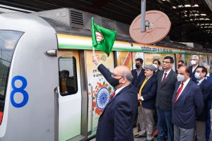 德里地铁推出纪念“阿扎迪·卡·阿姆里特·马霍萨夫”的专列