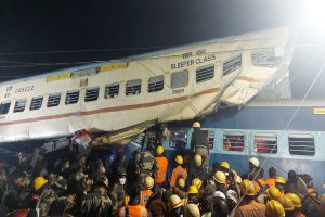 比卡纳-古瓦哈蒂火车事故:死亡人数上升至9人;铁道部长视察事故现场