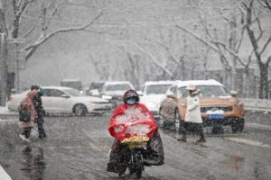 北京遭遇大雪，引发警报