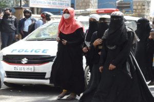 最高法院接受穆斯林女孩的请求，允许考试时戴头巾