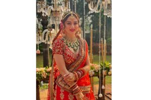 在与Pratik Sehajpal的首次音乐合作中，Sandeepa Dhar变成了一位美丽的新娘
