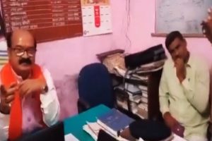 印度人民党议员坐在比哈尔邦警察局SHO椅子上的视频在网上疯传