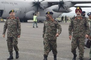 陆军参谋长马努基·潘德在斯利那加视察安全状况