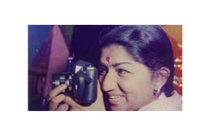 “Lata Mangeshkar对摄影很感兴趣”:Sonu Nigam讲述了Lata Ji对拍摄照片的热爱