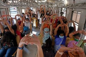 火车上的瑜伽:孟买当地通勤者在旅途中练习瑜伽体式