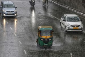 雨水扰乱了德里的正常生活，多地交通陷入混乱