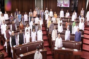 28名议员中的Harbhajan Singh, Misa Bharti, Rajeev Shukla在Rajya Sabha宣誓