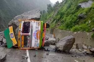 喜马偕尔邦山体滑坡和山洪暴发造成16人死亡;8失踪