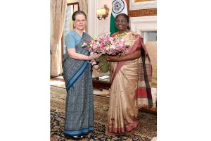 索尼娅·甘地在Rashtrapati Bhavan会见总统德鲁帕迪·穆穆