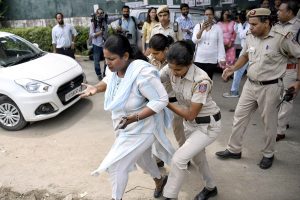 德里警方拘留AAP工人;国大党对CBI的突袭行动表示欢迎